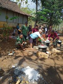 GOTONG ROYONG KALTANA DENGAN WARGA WARENG